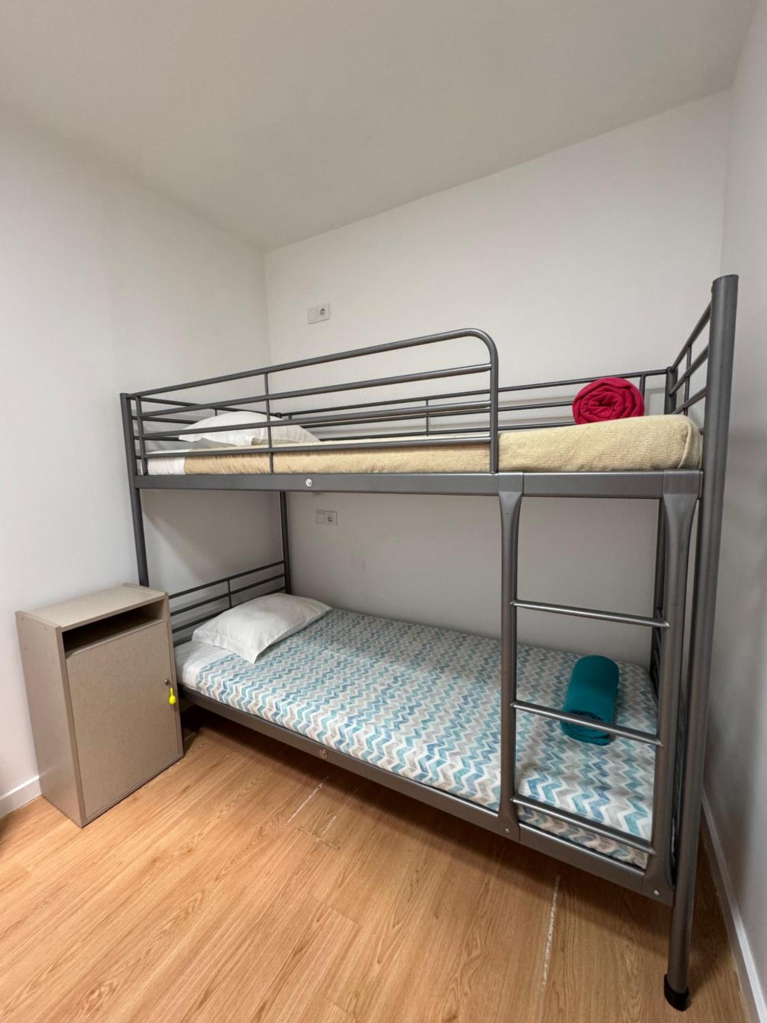 Einzelbett im Frauenschlafsaal